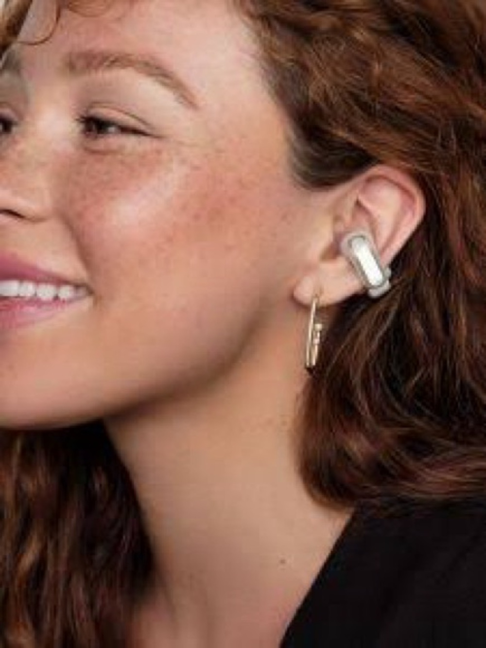 Kendra Scott Pearl and Gold Wireless Out of Ear Earbuds - Picture 7 of 7